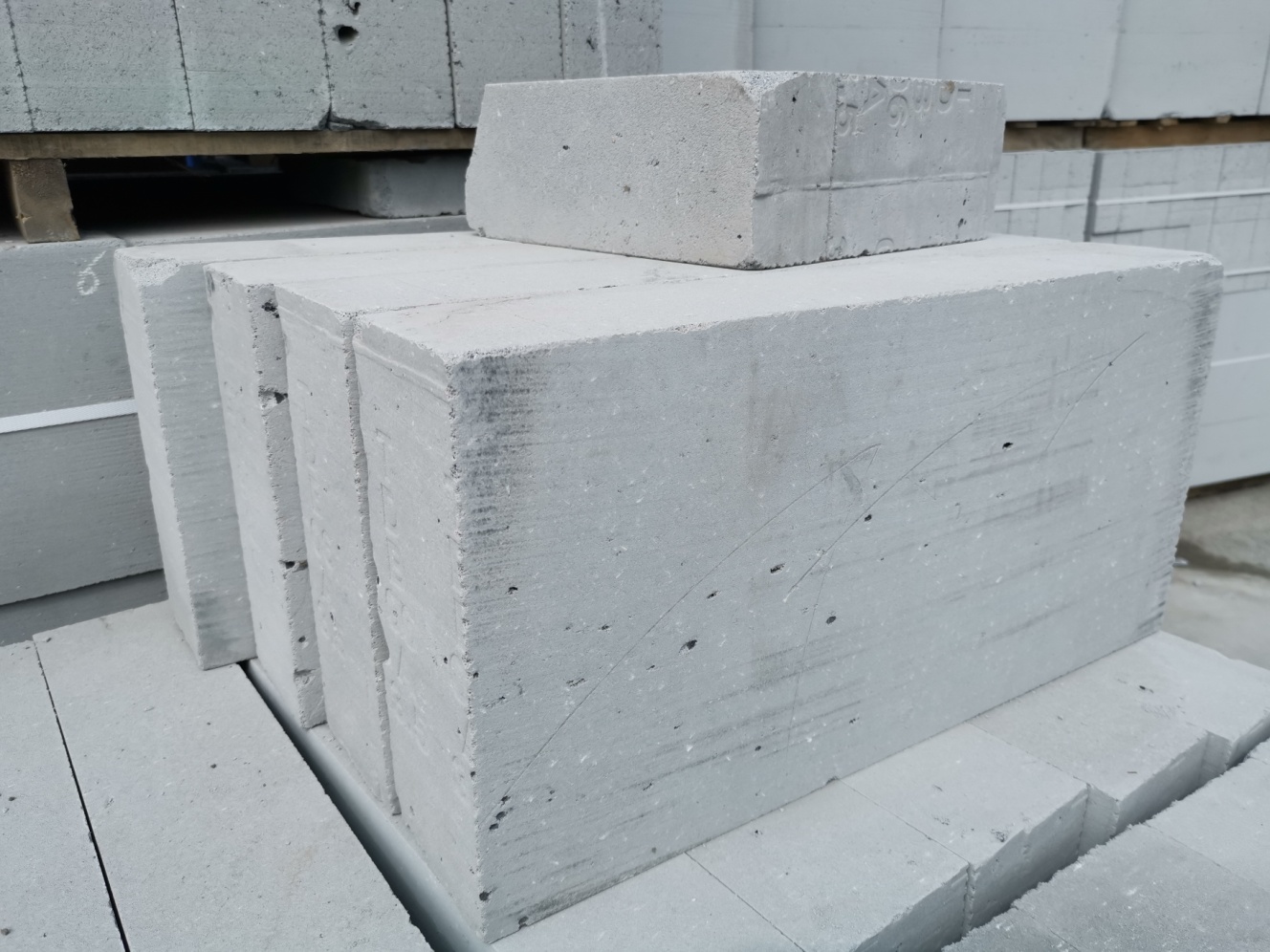 Autoclaved ash aerated concrete block