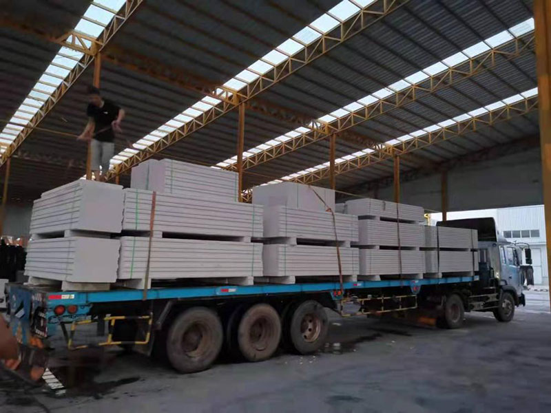 AAC-panel-loading-in-Ecotrend-factory-1