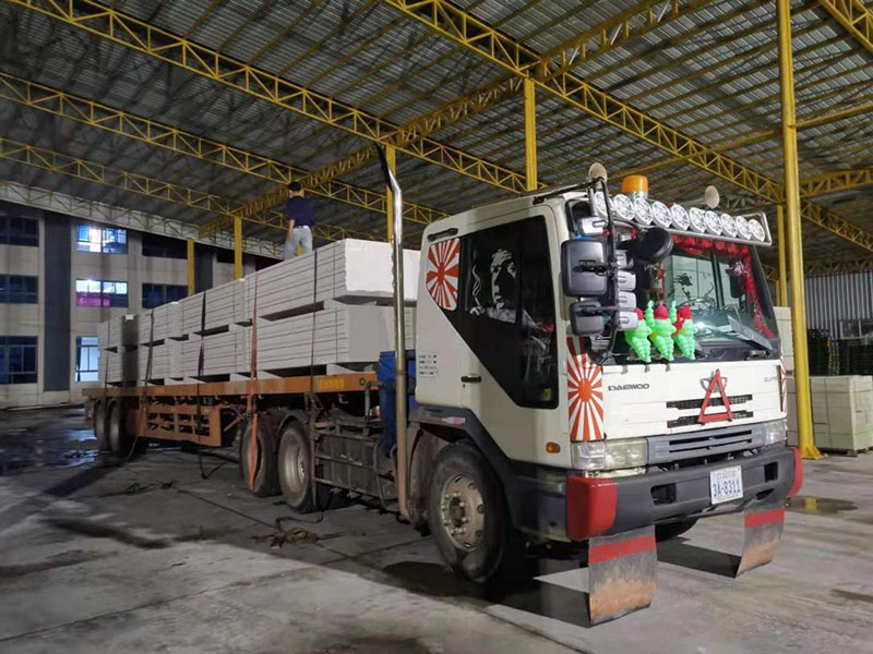 AAC-panel-loading-in-Ecotrend-factory-2