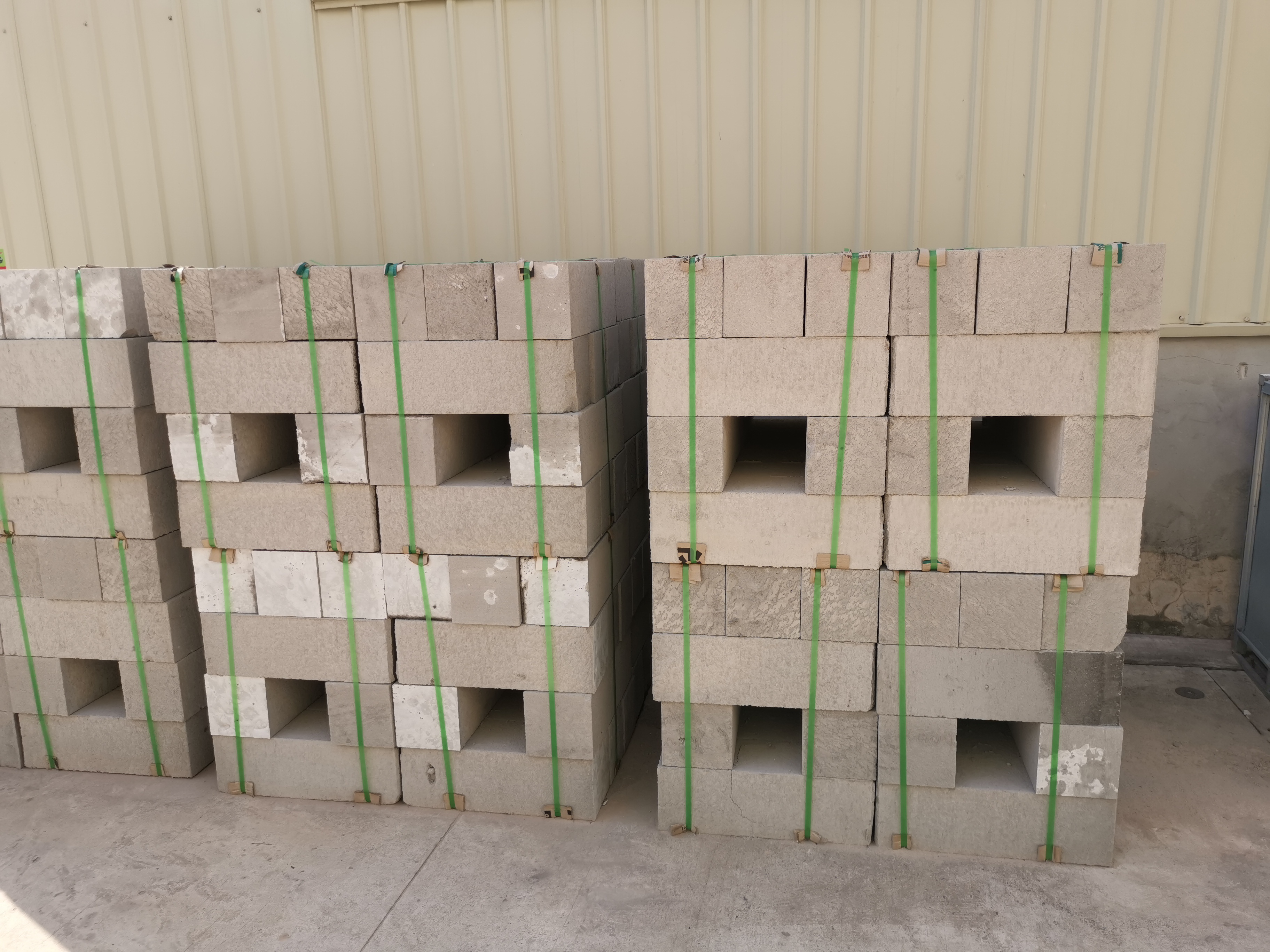 Non-autoclaved aerated concrete block