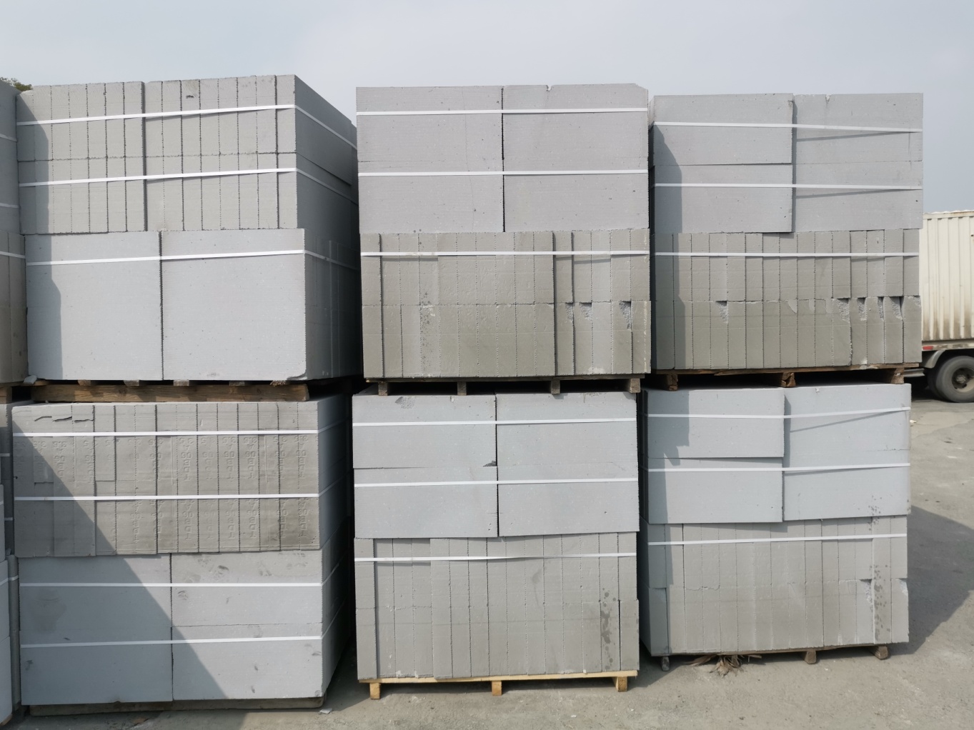 Autoclaved ash aerated concrete block